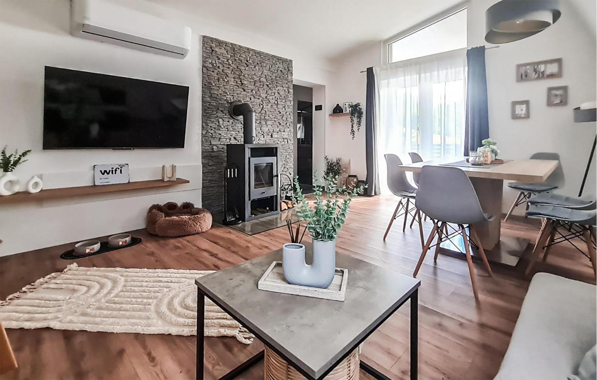 Nice Home In Karlovac With Wifi 外观 照片